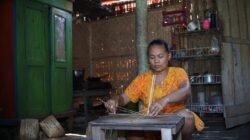 Menganyam Bambu di Kota Bambu