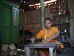 Menganyam Bambu di Kota Bambu: Melestarikan Seni Tradisional dalam Era Modern
