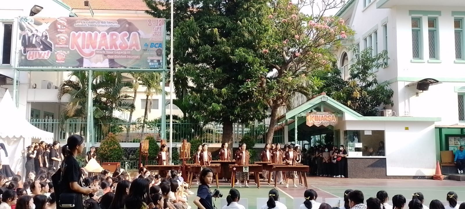 Pementasan Kolintang di SMA Santa Ursula Jakarta