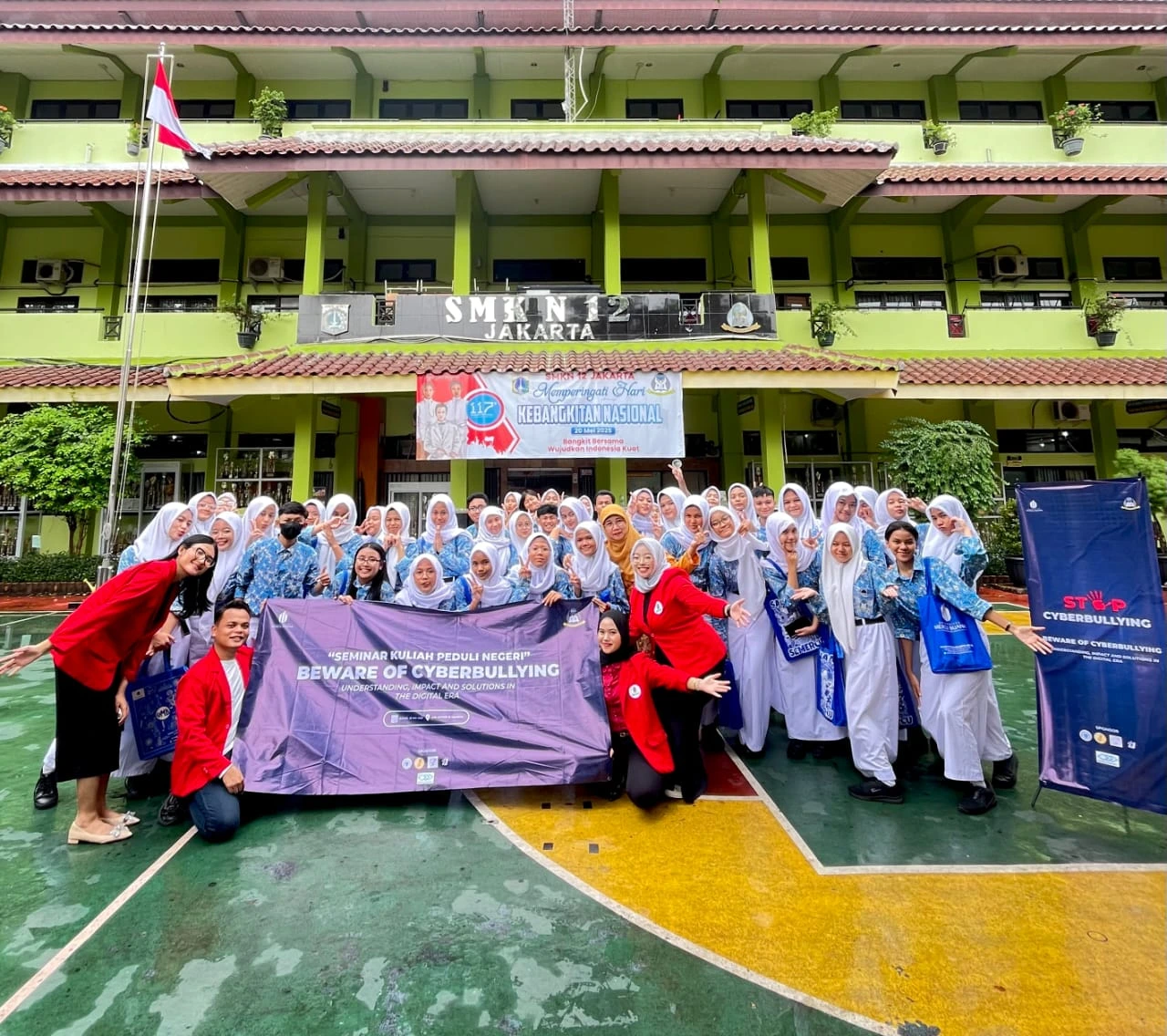 Aksi Nyata Mahasiswa UMB di SMKN 12 Jakarta Edukasi Siswa tentang Bahaya Dunia Maya