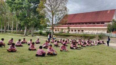 Rabu Numerasi Bangun Budaya Berpikir Kritis di SMP Swasta HKBP Sipoholon