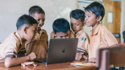 Saat Mesin Membantu Berpikir, Apa yang Tersisa untuk Membangun Karakter?