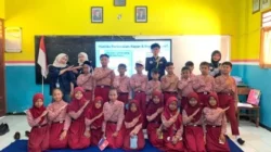 Ajarkan Bahasa Inggris dari sekolah, Mahasiswa UB MMD 2026 Luncurkan E-book Dwibahasa How to Introduce Yourself di SDN 1 Sumberngepoh
