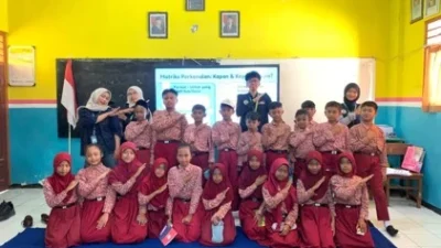 Ajarkan Bahasa Inggris dari sekolah, Mahasiswa UB MMD 2026 Luncurkan E-book Dwibahasa How to Introduce Yourself di SDN 1 Sumberngepoh